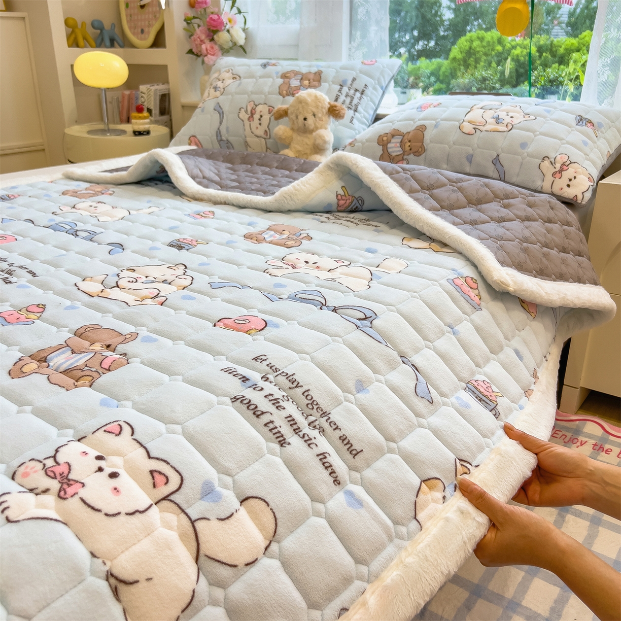 91家纺网 家纺一手货源 找家纺 丝幔家纺 2025新款牛奶绒印花床护垫成人款 欢乐下午茶