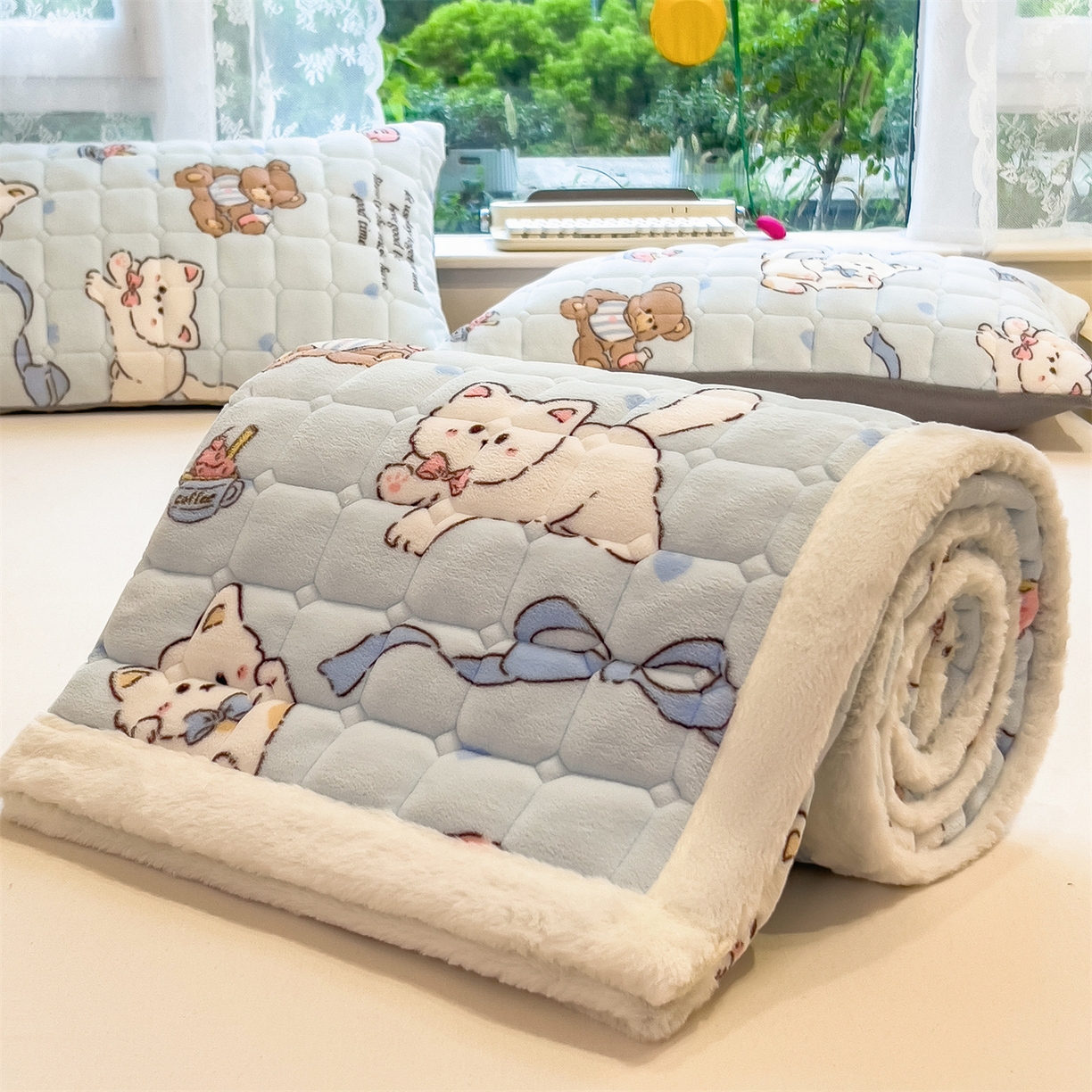 91家纺网 家纺一手货源 找家纺 丝幔家纺 2025新款牛奶绒印花床护垫成人款 欢乐下午茶