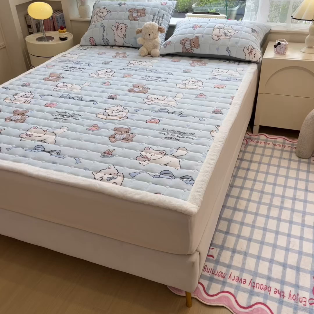 91家纺网 家纺一手货源 找家纺 丝幔家纺 2025新款牛奶绒印花床护垫成人款 欢乐下午茶