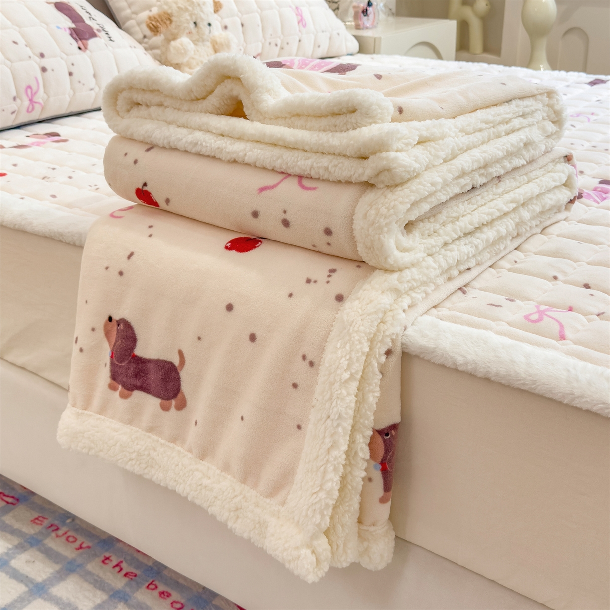 91家纺网 家纺一手货源 找家纺 丝幔家纺 2025新款牛奶绒印花床护垫成人款 腊肠狗