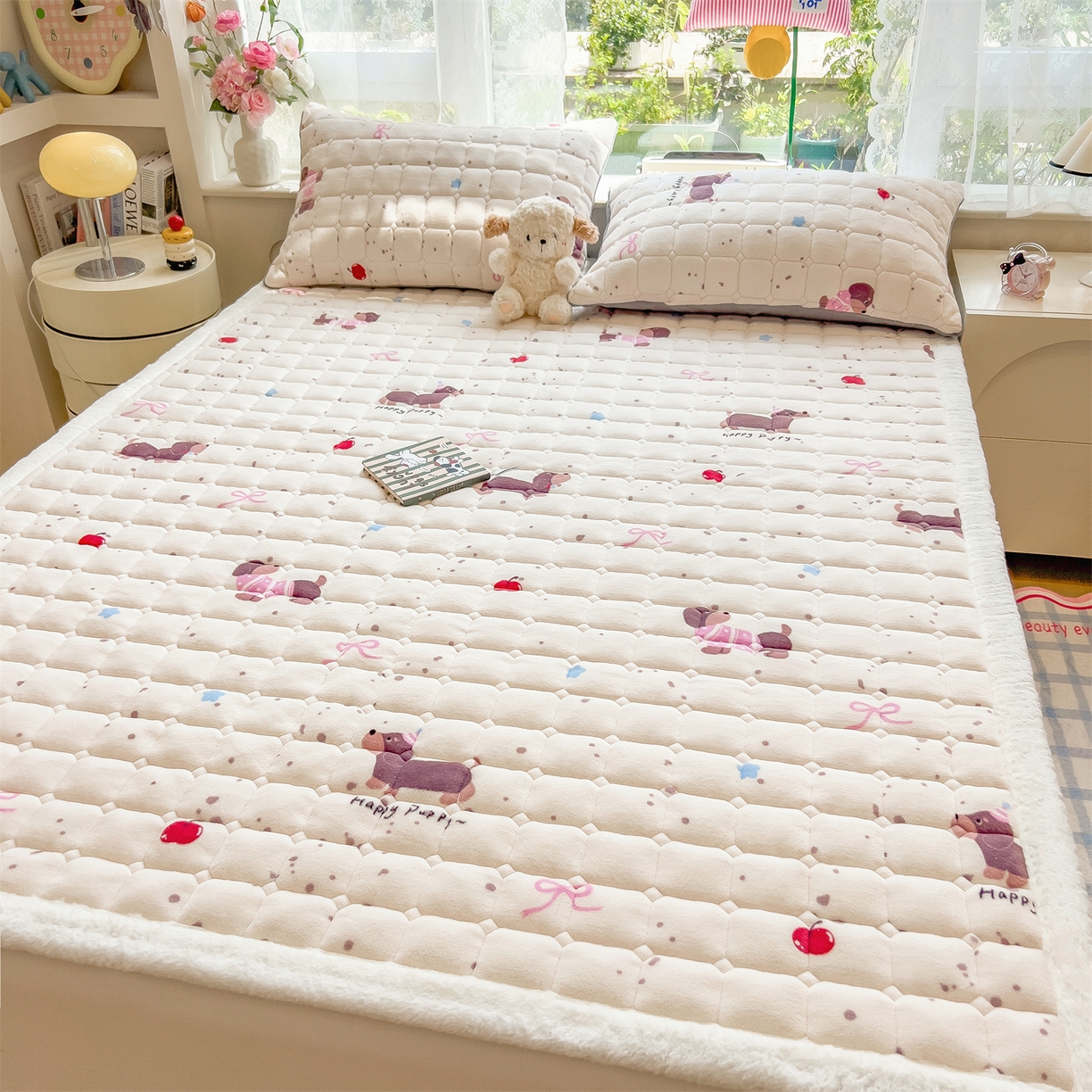 91家纺网 家纺一手货源 找家纺 丝幔家纺 2025新款牛奶绒印花床护垫成人款 腊肠狗