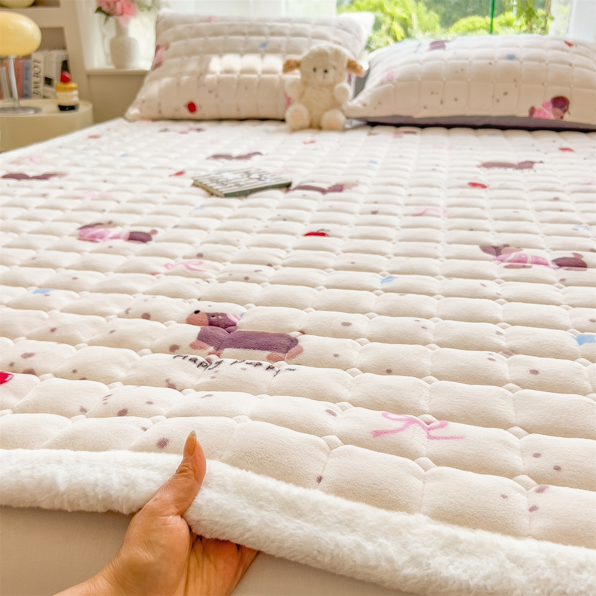 91家纺网 家纺一手货源 找家纺 丝幔家纺 2025新款牛奶绒印花床护垫成人款 腊肠狗