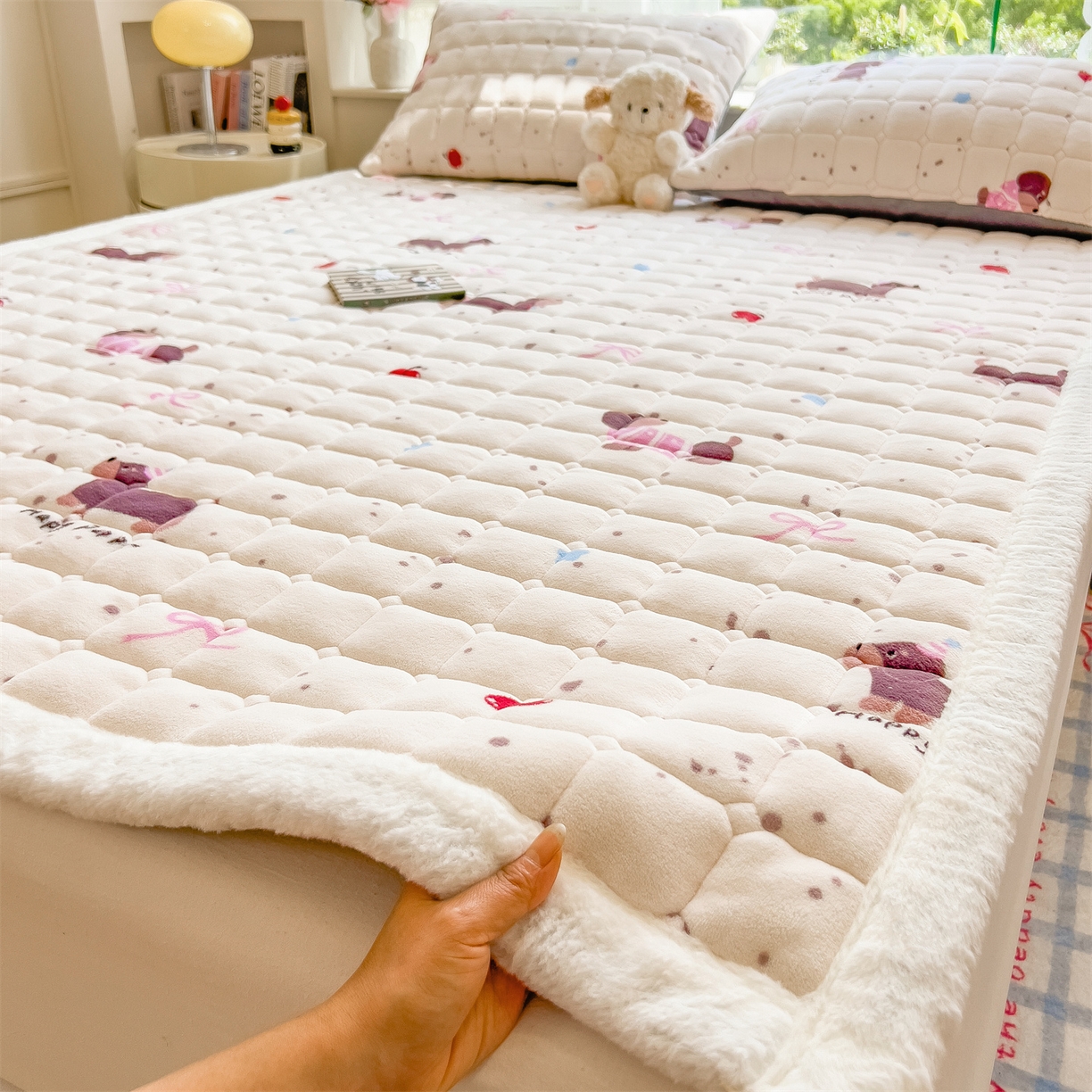 91家纺网 家纺一手货源 找家纺 丝幔家纺 2025新款牛奶绒印花床护垫成人款 腊肠狗