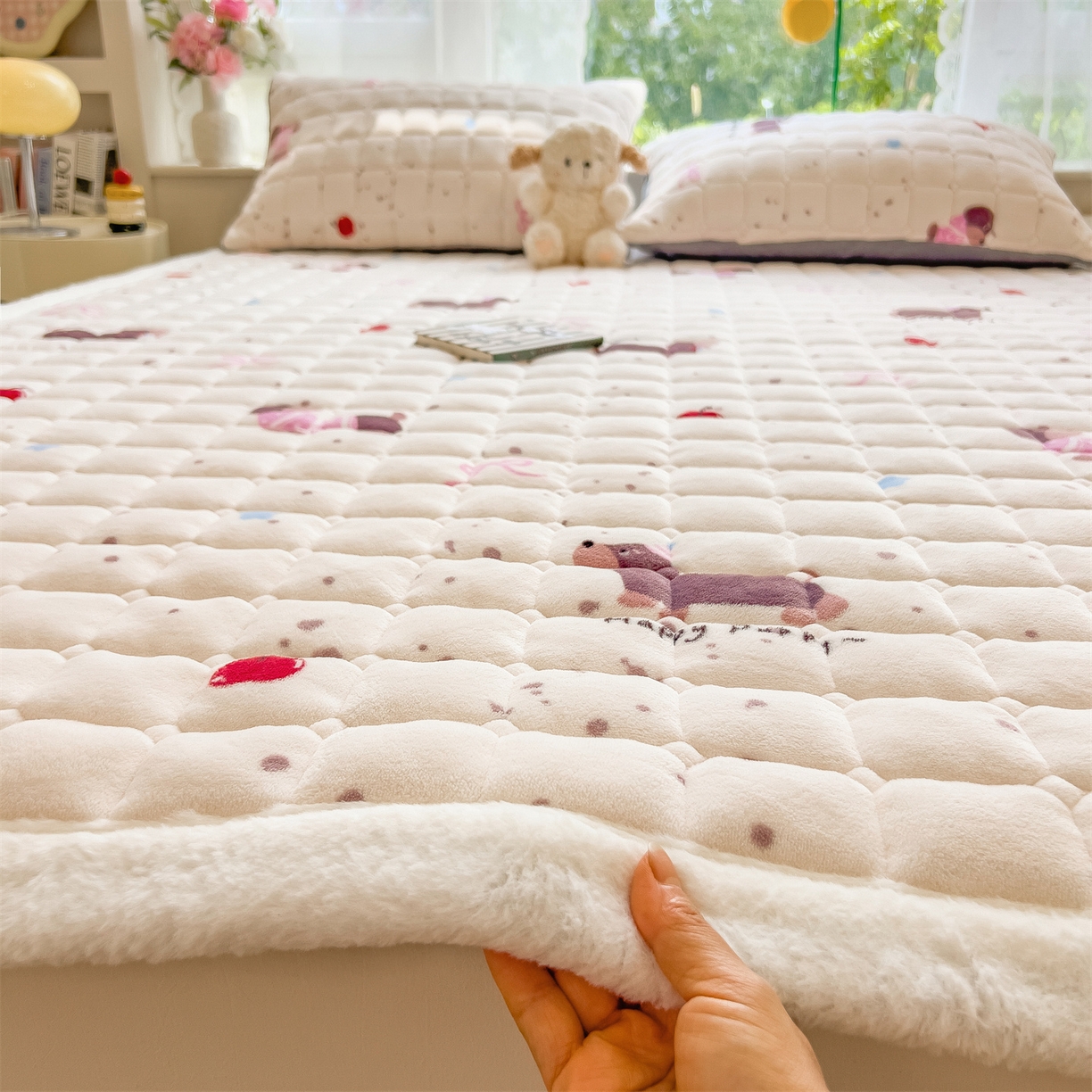 91家纺网 家纺一手货源 找家纺 丝幔家纺 2025新款牛奶绒印花床护垫成人款 腊肠狗