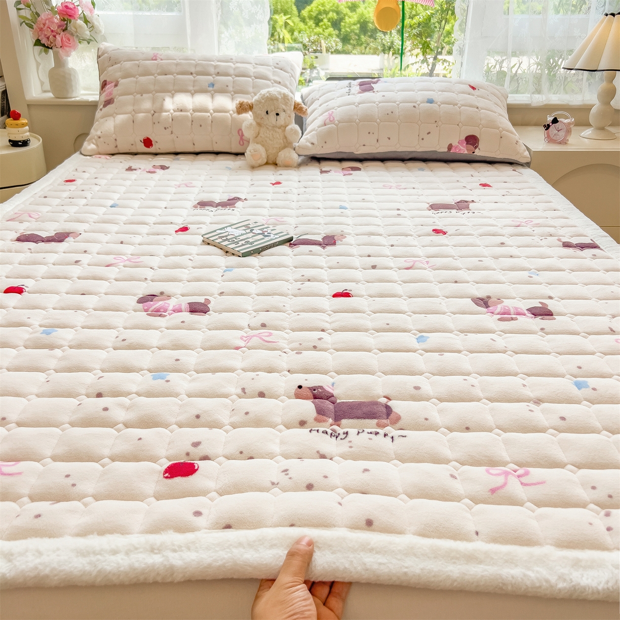 91家纺网 家纺一手货源 找家纺 丝幔家纺 2025新款牛奶绒印花床护垫成人款 腊肠狗