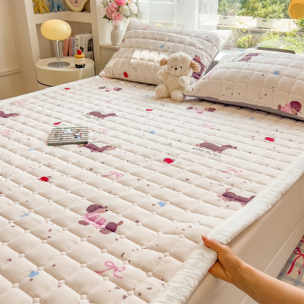 91家纺网 家纺一手货源 找家纺 丝幔家纺 2025新款牛奶绒印花床护垫成人款 腊肠狗