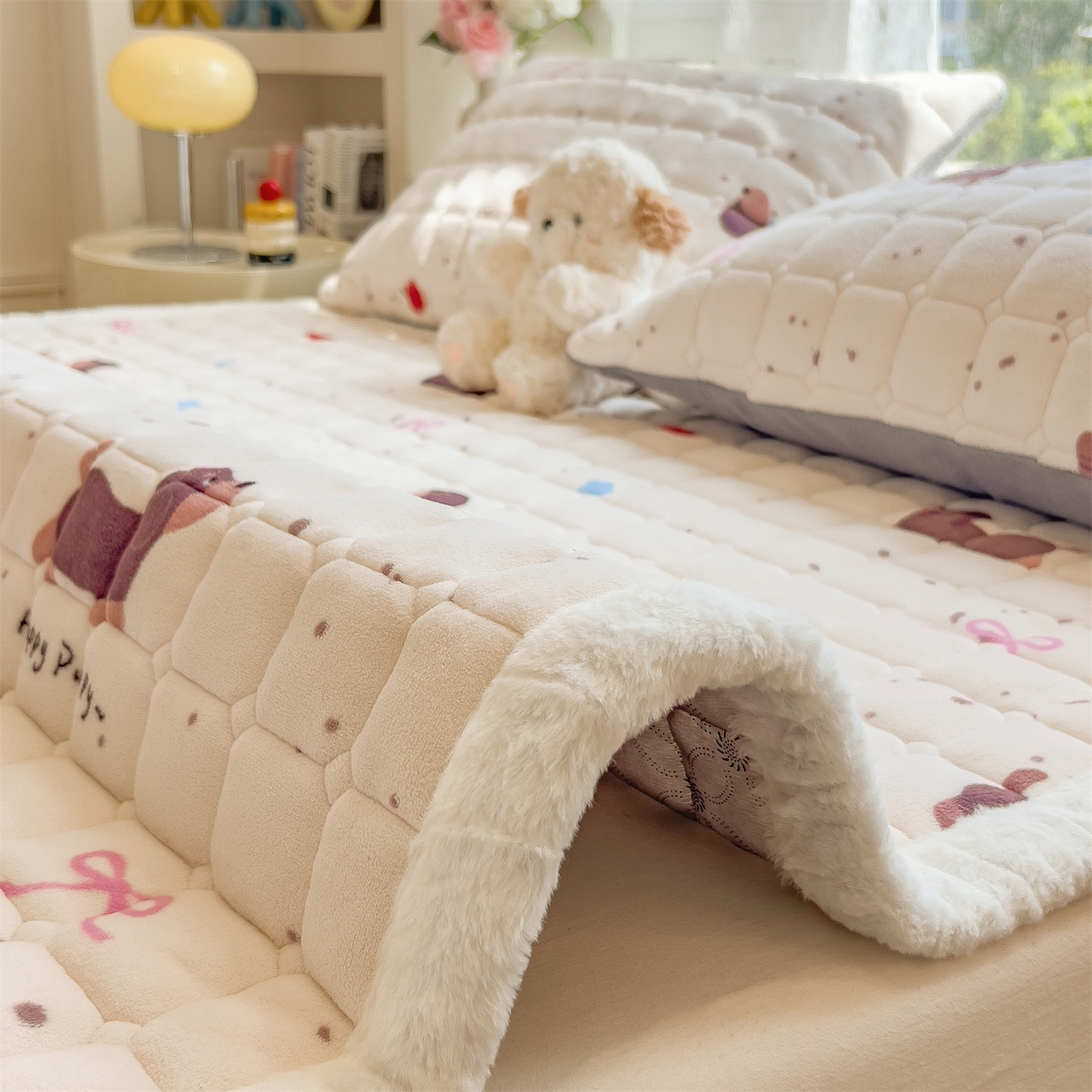 91家纺网 家纺一手货源 找家纺 丝幔家纺 2025新款牛奶绒印花床护垫成人款 腊肠狗