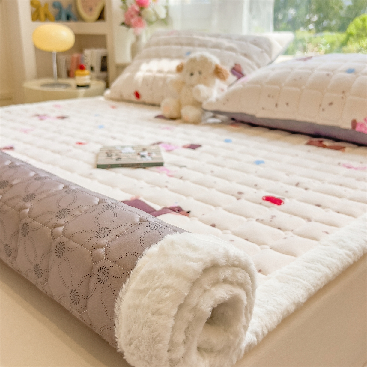 91家纺网 家纺一手货源 找家纺 丝幔家纺 2025新款牛奶绒印花床护垫成人款 腊肠狗