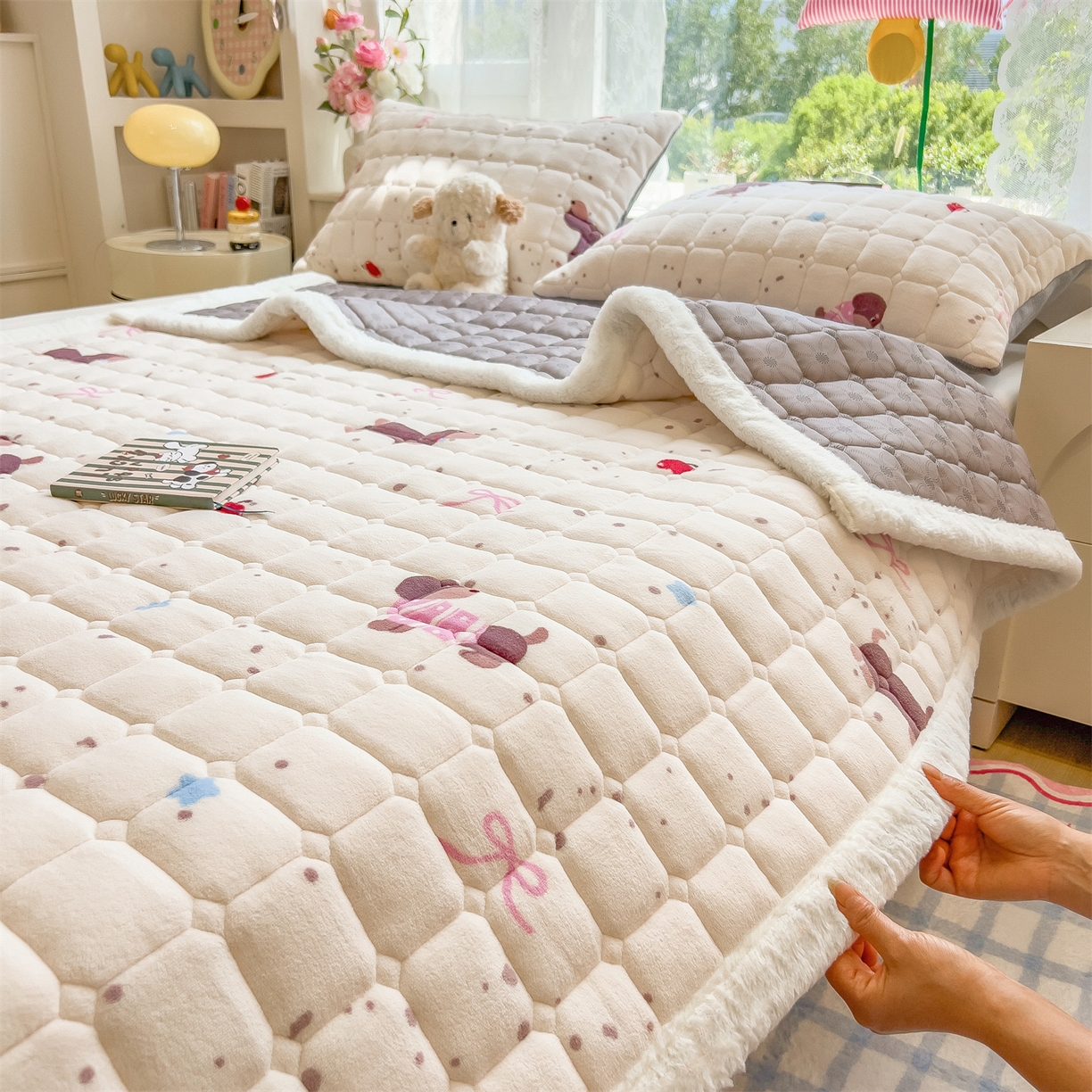 91家纺网 家纺一手货源 找家纺 丝幔家纺 2025新款牛奶绒印花床护垫成人款 腊肠狗