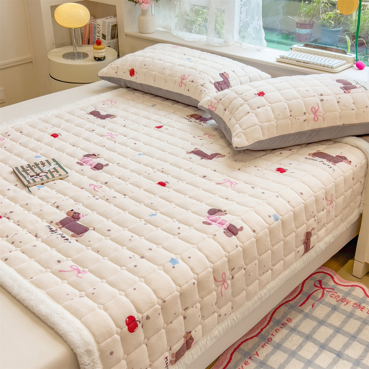 91家纺网 家纺一手货源 找家纺 丝幔家纺 2025新款牛奶绒印花床护垫成人款 腊肠狗