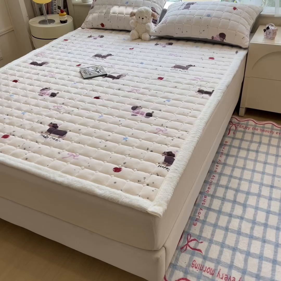 91家纺网 家纺一手货源 找家纺 丝幔家纺 2025新款牛奶绒印花床护垫成人款 腊肠狗