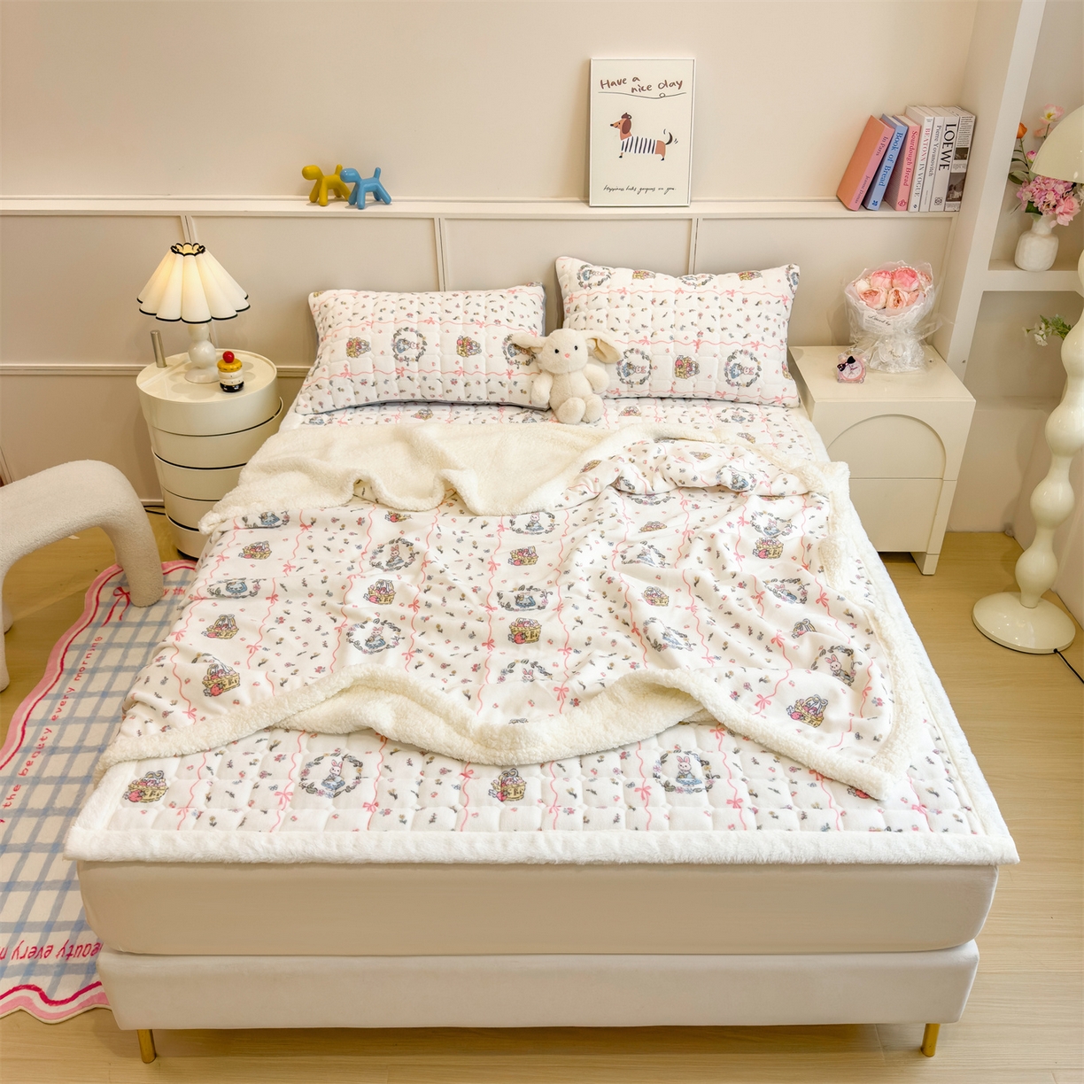 91家纺网 家纺一手货源 找家纺 丝幔家纺 2025新款牛奶绒印花床护垫成人款 秘密花园