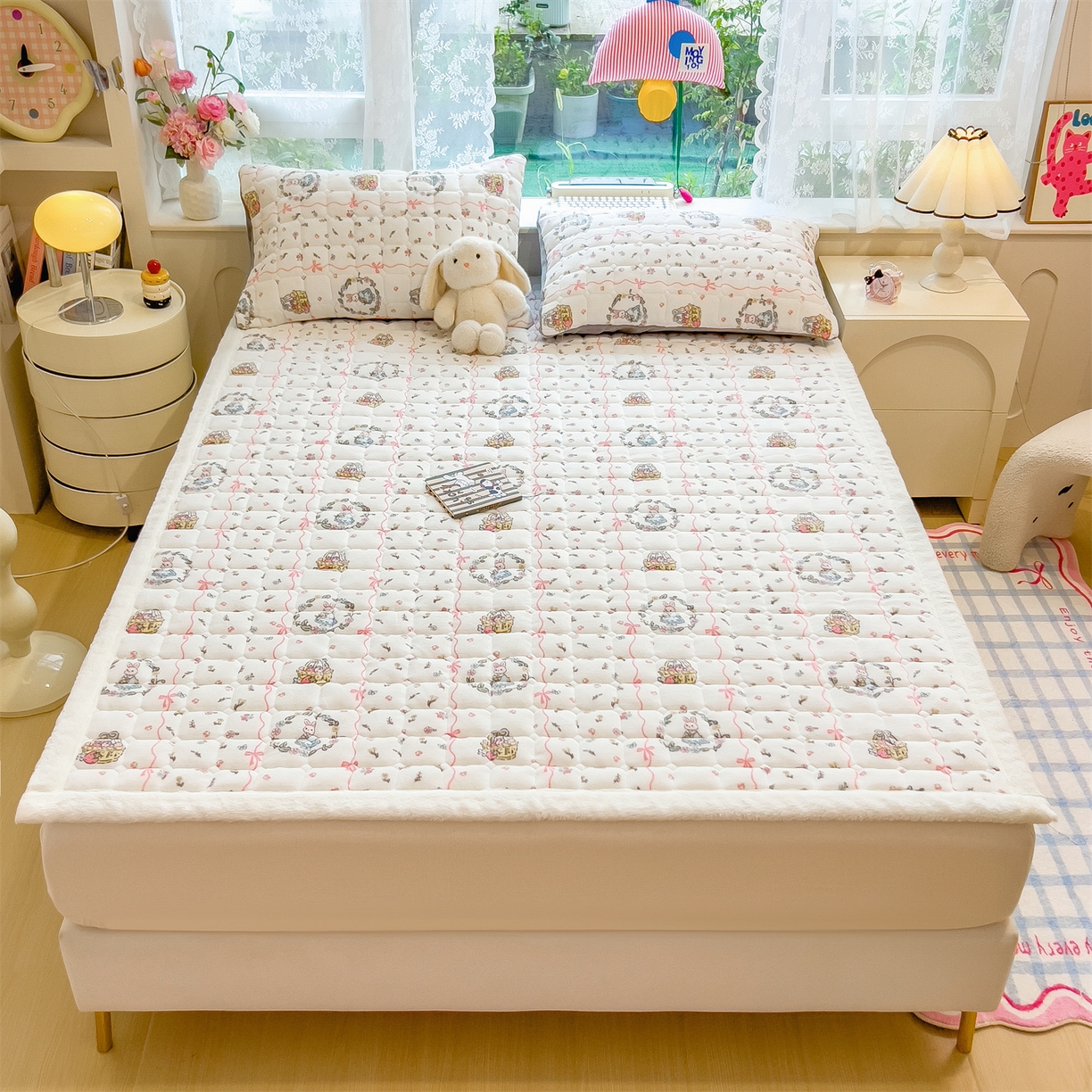 91家纺网 家纺一手货源 找家纺 丝幔家纺 2025新款牛奶绒印花床护垫成人款 秘密花园