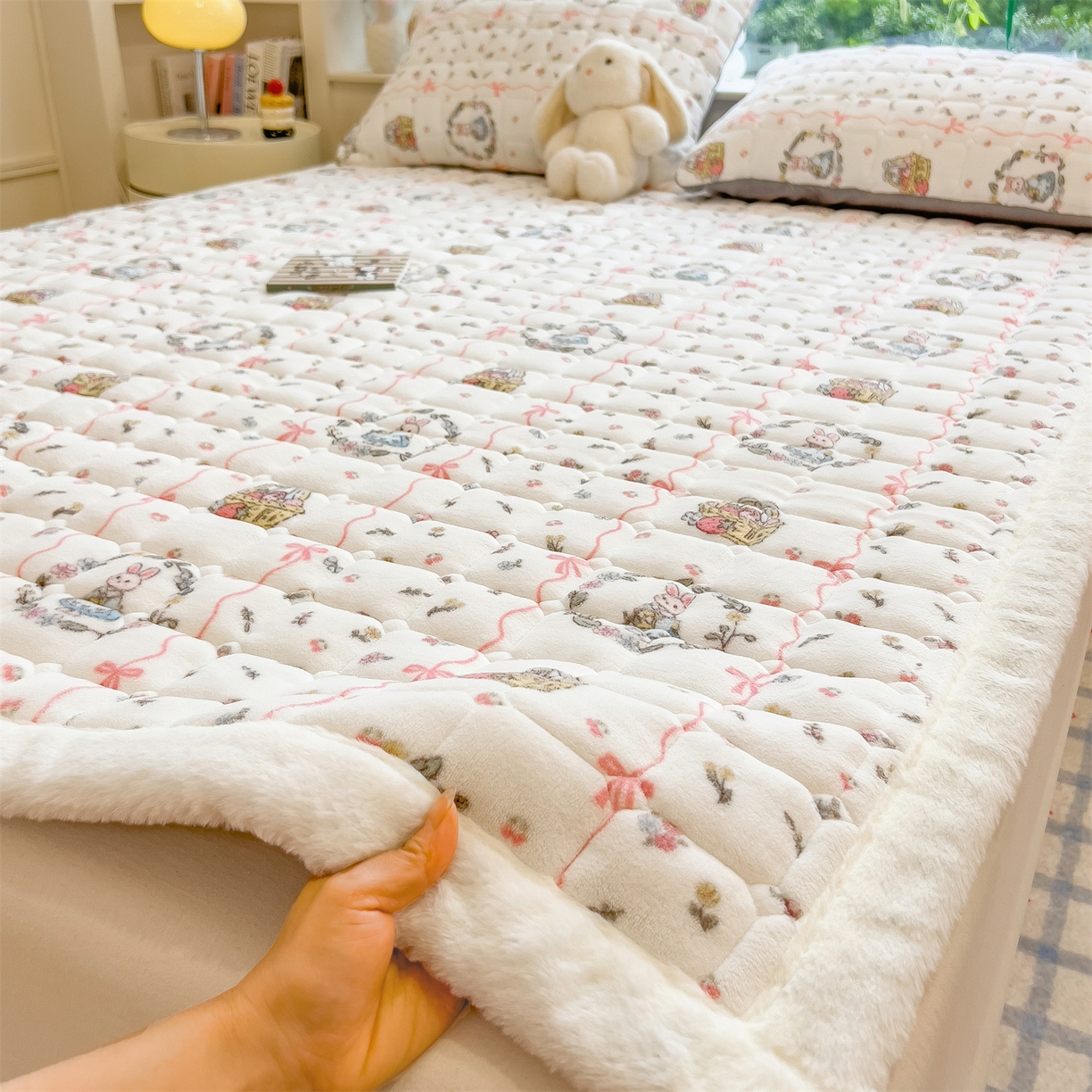 91家纺网 家纺一手货源 找家纺 丝幔家纺 2025新款牛奶绒印花床护垫成人款 秘密花园