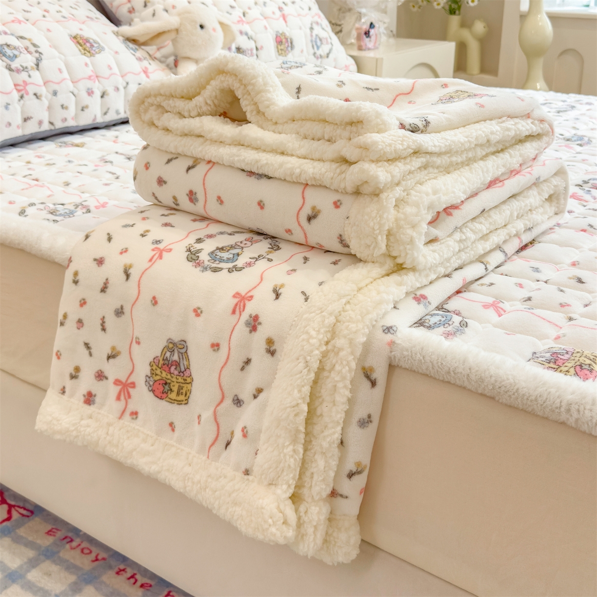 91家纺网 家纺一手货源 找家纺 丝幔家纺 2025新款牛奶绒印花床护垫成人款 秘密花园