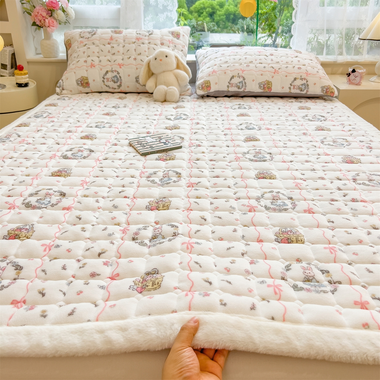 91家纺网 家纺一手货源 找家纺 丝幔家纺 2025新款牛奶绒印花床护垫成人款 秘密花园