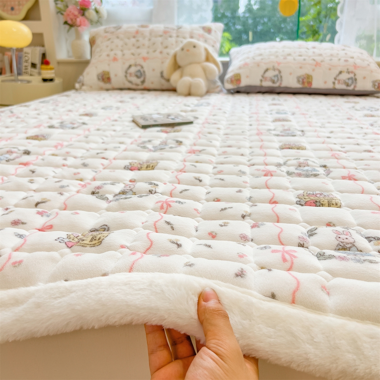 91家纺网 家纺一手货源 找家纺 丝幔家纺 2025新款牛奶绒印花床护垫成人款 秘密花园