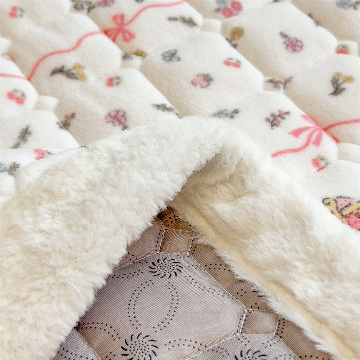 91家纺网 家纺一手货源 找家纺 丝幔家纺 2025新款牛奶绒印花床护垫成人款 秘密花园