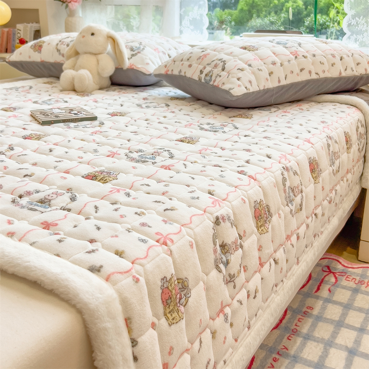 91家纺网 家纺一手货源 找家纺 丝幔家纺 2025新款牛奶绒印花床护垫成人款 秘密花园