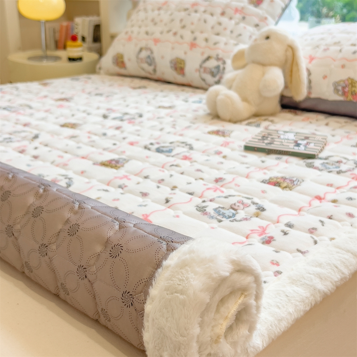 91家纺网 家纺一手货源 找家纺 丝幔家纺 2025新款牛奶绒印花床护垫成人款 秘密花园