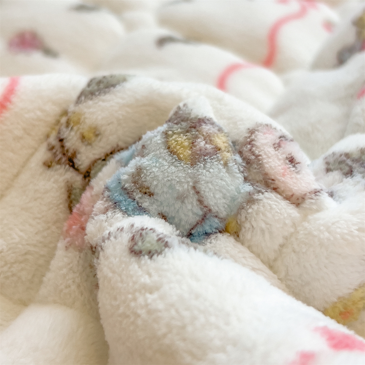 91家纺网 家纺一手货源 找家纺 丝幔家纺 2025新款牛奶绒印花床护垫成人款 秘密花园