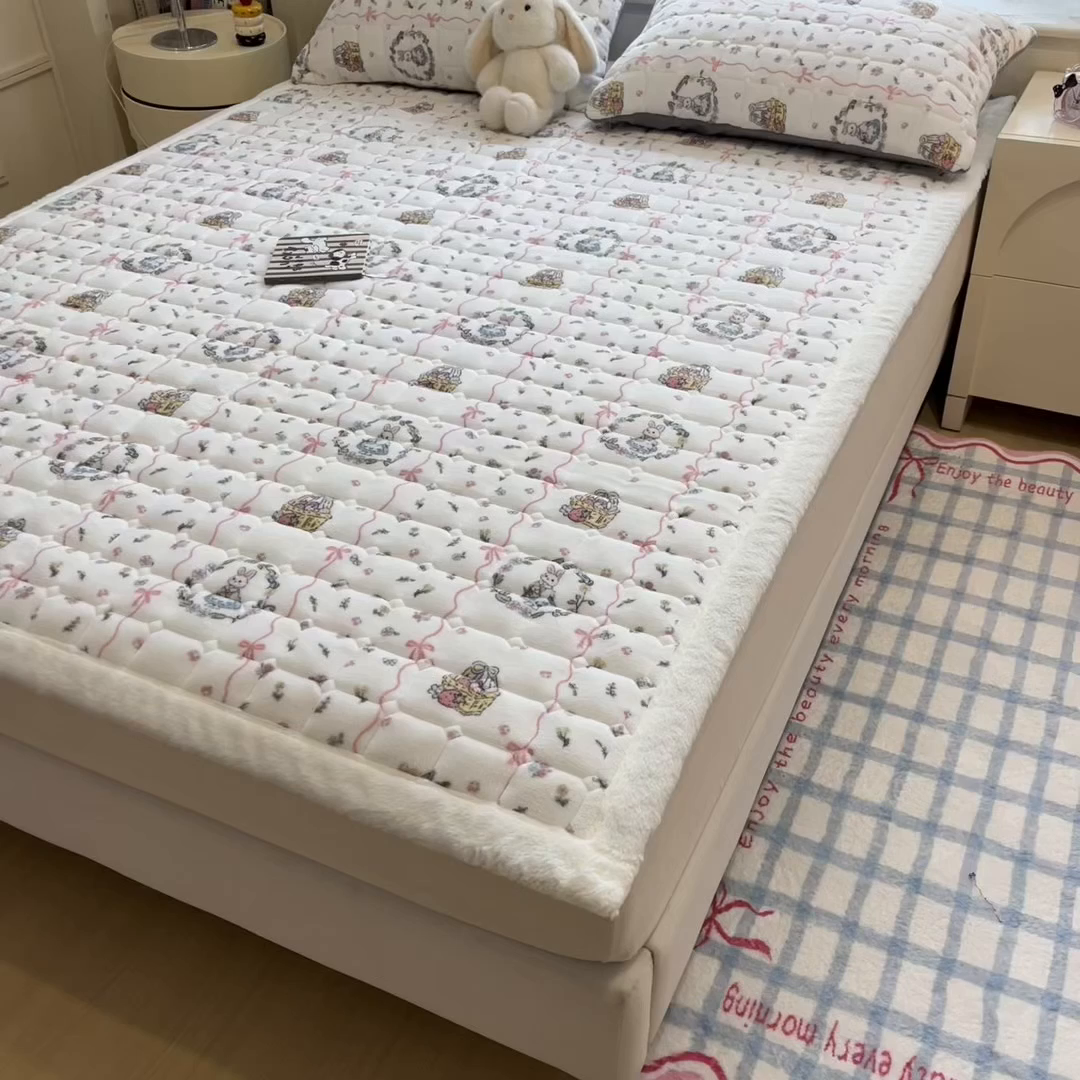 91家纺网 家纺一手货源 找家纺 丝幔家纺 2025新款牛奶绒印花床护垫成人款 秘密花园