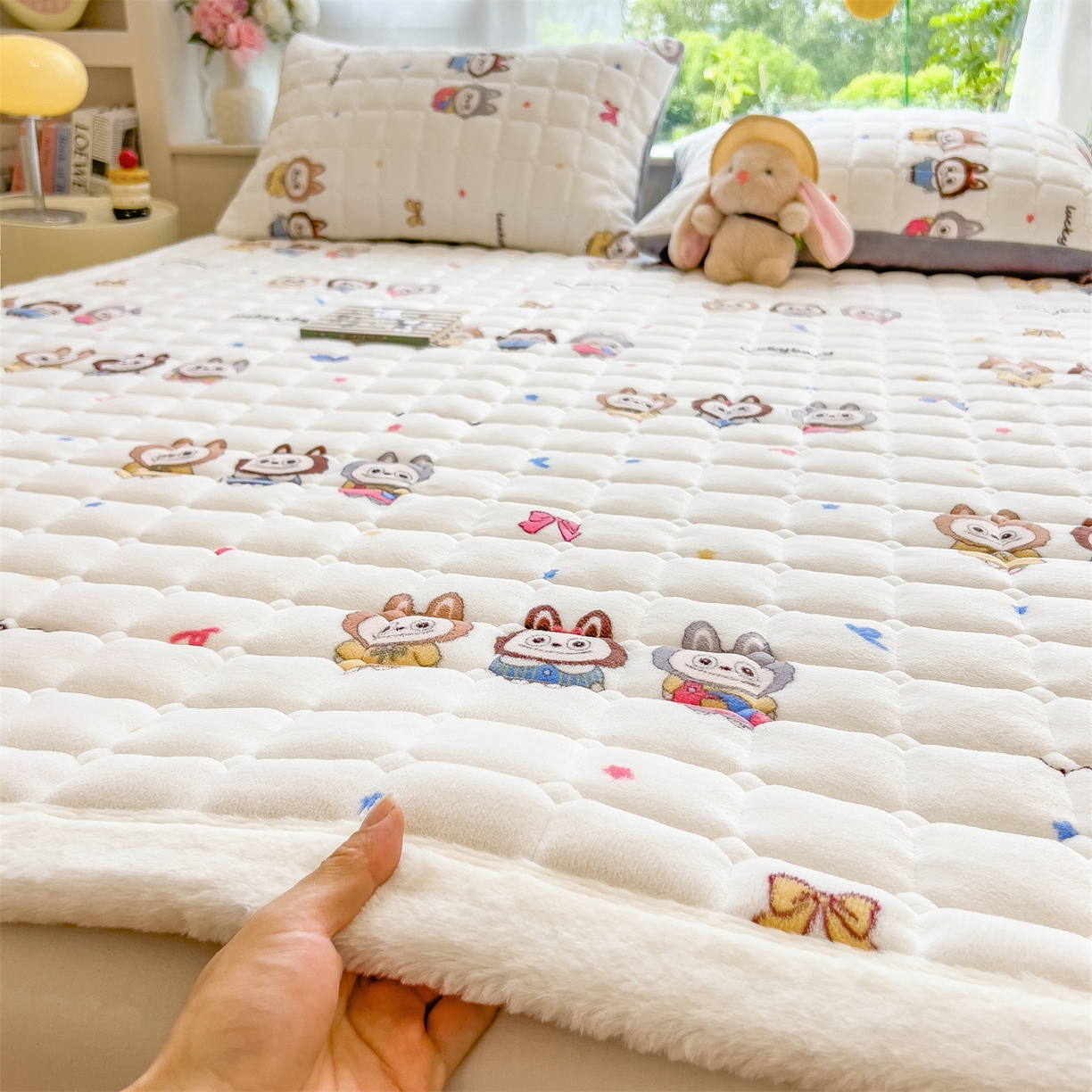 91家纺网 家纺一手货源 找家纺 丝幔家纺 2025新款牛奶绒印花床护垫成人款 趣多多