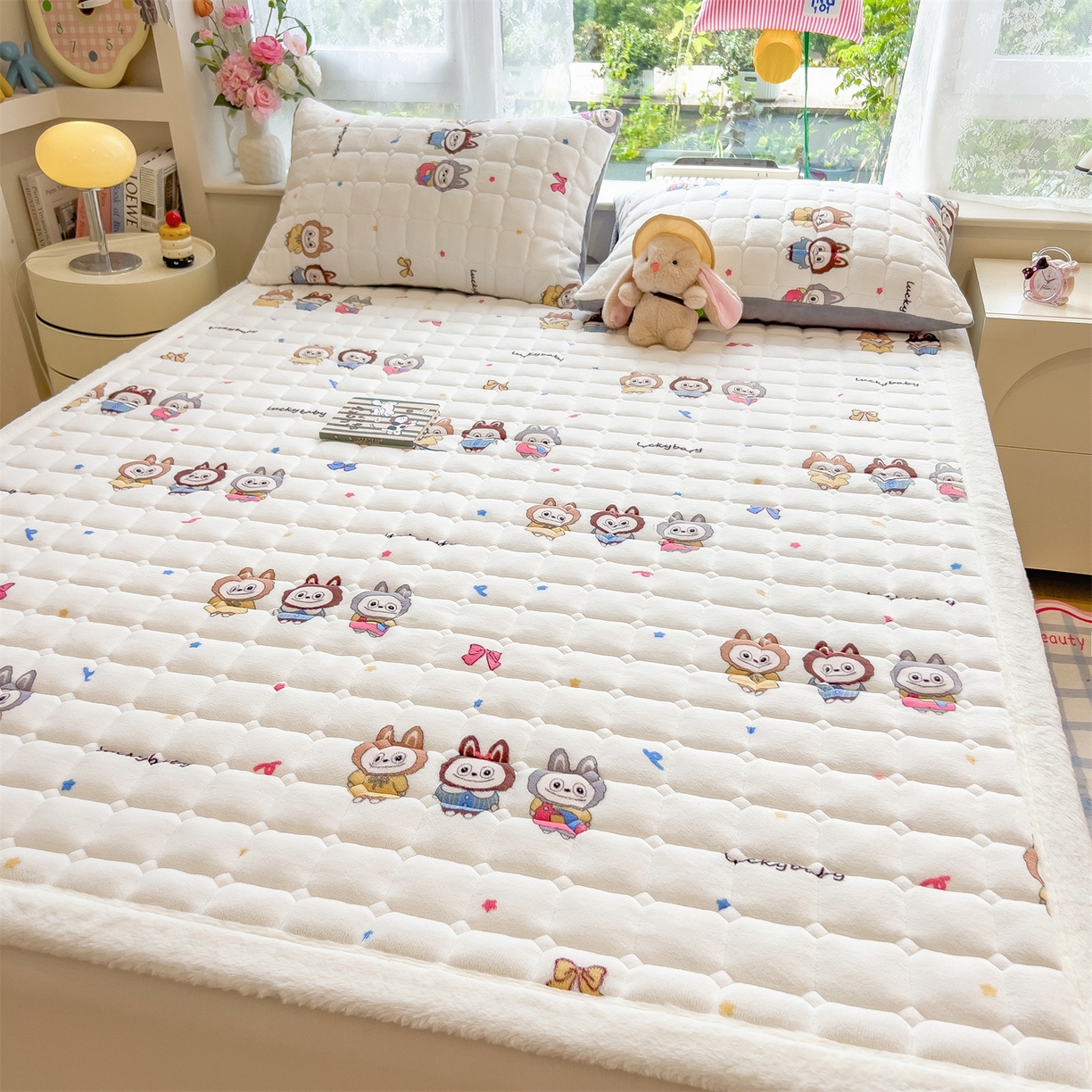 91家纺网 家纺一手货源 找家纺 丝幔家纺 2025新款牛奶绒印花床护垫成人款 趣多多