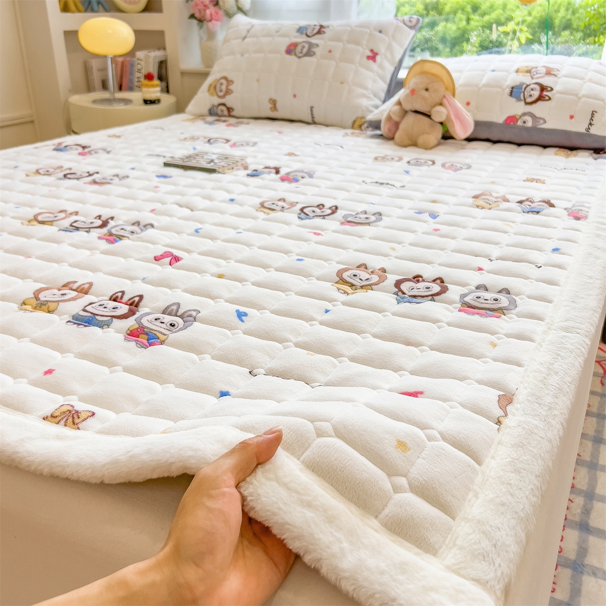 91家纺网 家纺一手货源 找家纺 丝幔家纺 2025新款牛奶绒印花床护垫成人款 趣多多