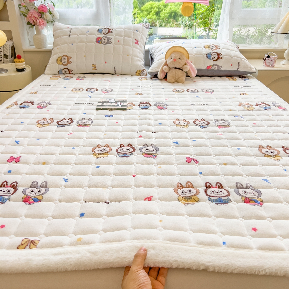 91家纺网 家纺一手货源 找家纺 丝幔家纺 2025新款牛奶绒印花床护垫成人款 趣多多