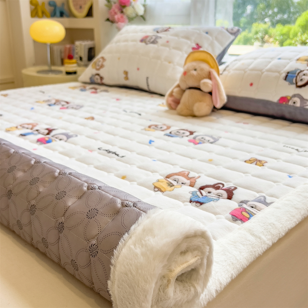 91家纺网 家纺一手货源 找家纺 丝幔家纺 2025新款牛奶绒印花床护垫成人款 趣多多