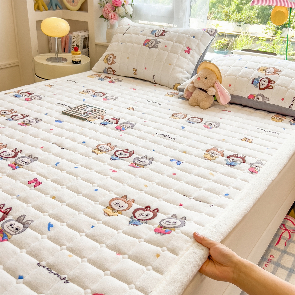 91家纺网 家纺一手货源 找家纺 丝幔家纺 2025新款牛奶绒印花床护垫成人款 趣多多