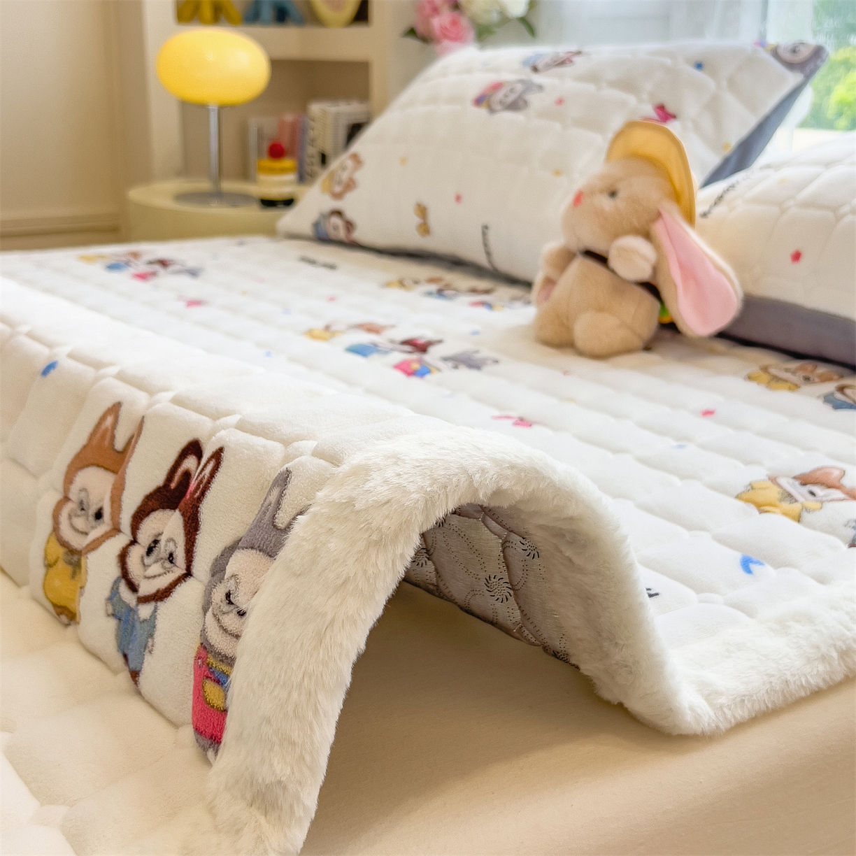 91家纺网 家纺一手货源 找家纺 丝幔家纺 2025新款牛奶绒印花床护垫成人款 趣多多