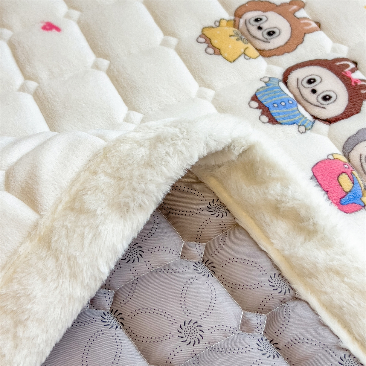 91家纺网 家纺一手货源 找家纺 丝幔家纺 2025新款牛奶绒印花床护垫成人款 趣多多