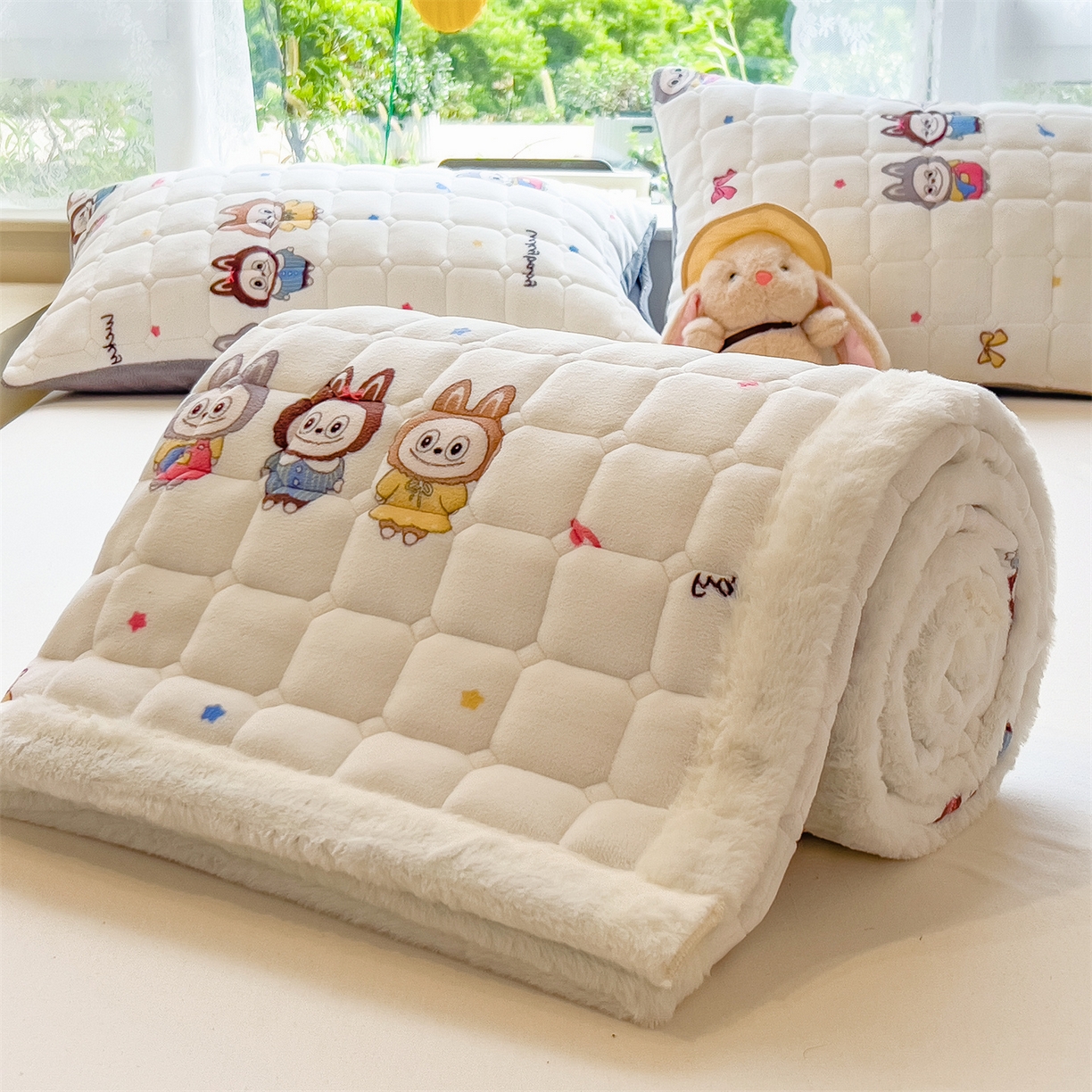 91家纺网 家纺一手货源 找家纺 丝幔家纺 2025新款牛奶绒印花床护垫成人款 趣多多