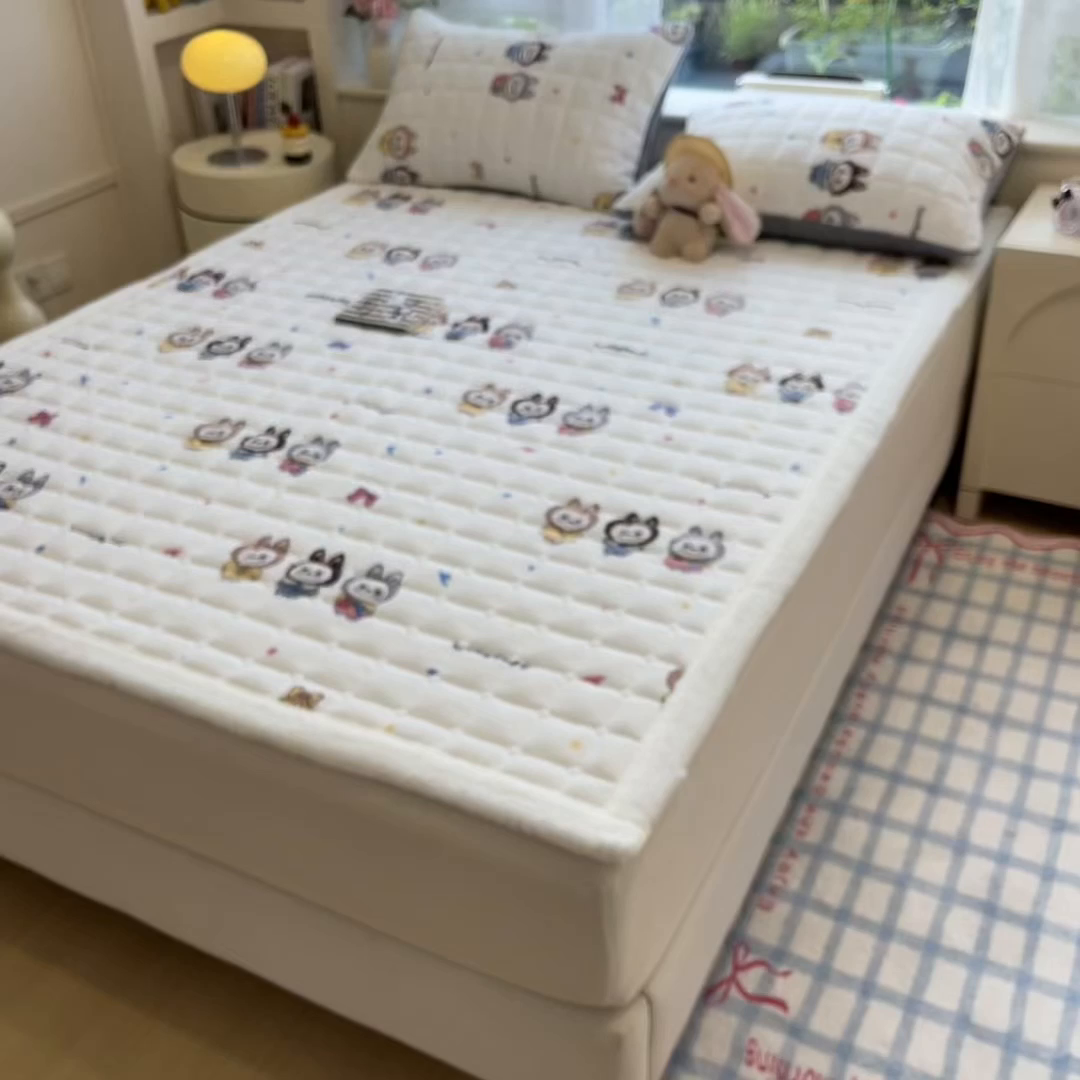 91家纺网 家纺一手货源 找家纺 丝幔家纺 2025新款牛奶绒印花床护垫成人款 趣多多