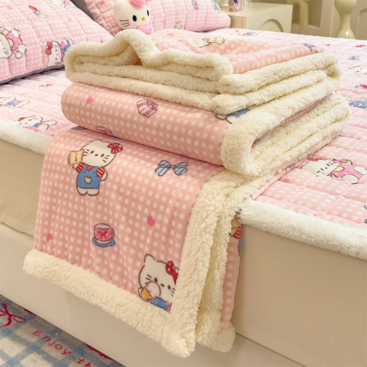 91家纺网 家纺一手货源 找家纺 丝幔家纺 2025新款牛奶绒印花床护垫成人款 甜心粉猫