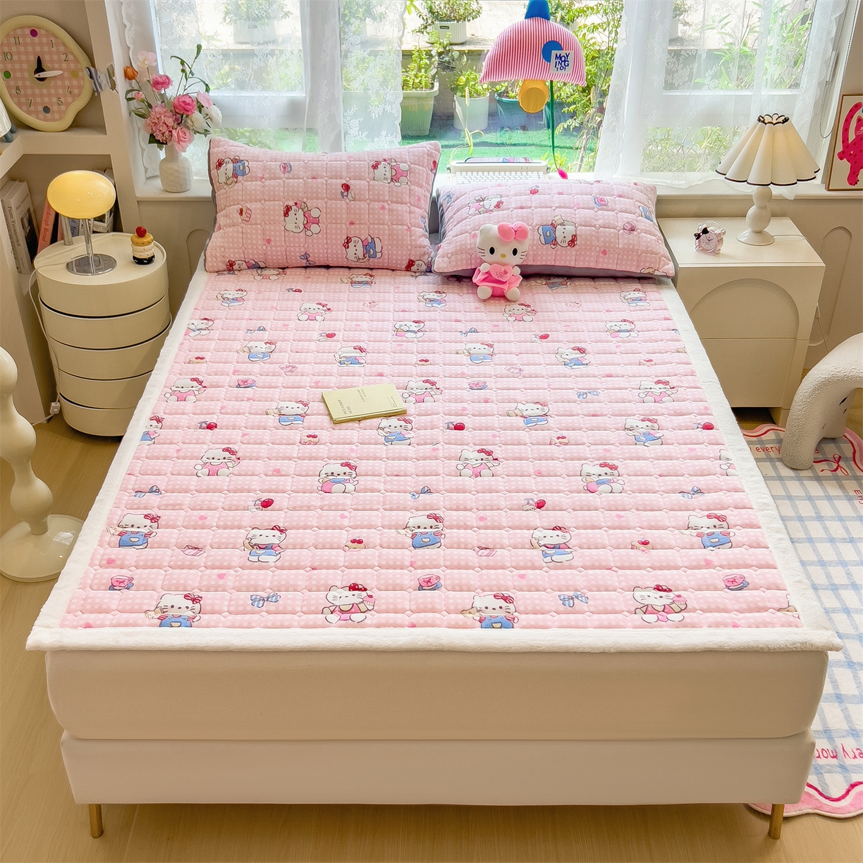 91家纺网 家纺一手货源 找家纺 丝幔家纺 2025新款牛奶绒印花床护垫成人款 甜心粉猫