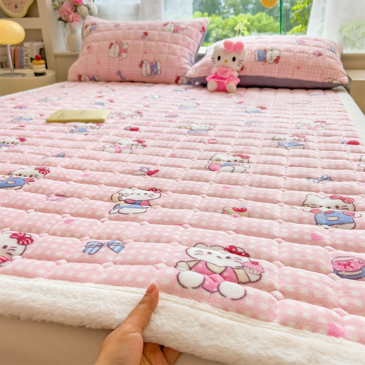 91家纺网 家纺一手货源 找家纺 丝幔家纺 2025新款牛奶绒印花床护垫成人款 甜心粉猫