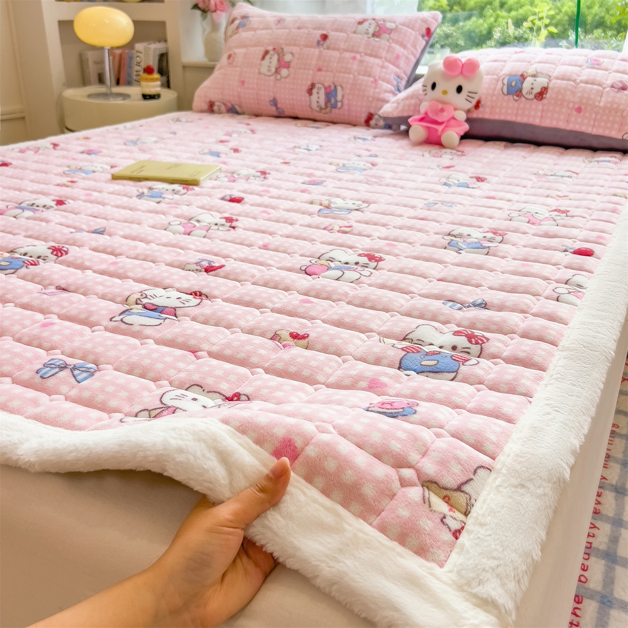 91家纺网 家纺一手货源 找家纺 丝幔家纺 2025新款牛奶绒印花床护垫成人款 甜心粉猫