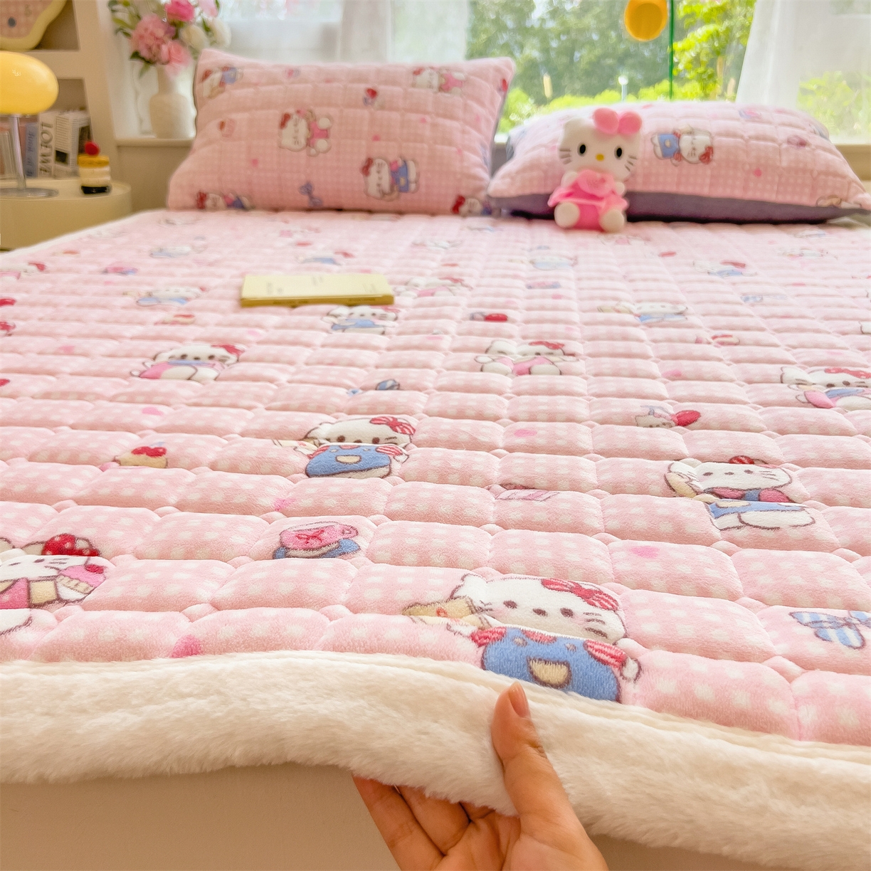 91家纺网 家纺一手货源 找家纺 丝幔家纺 2025新款牛奶绒印花床护垫成人款 甜心粉猫