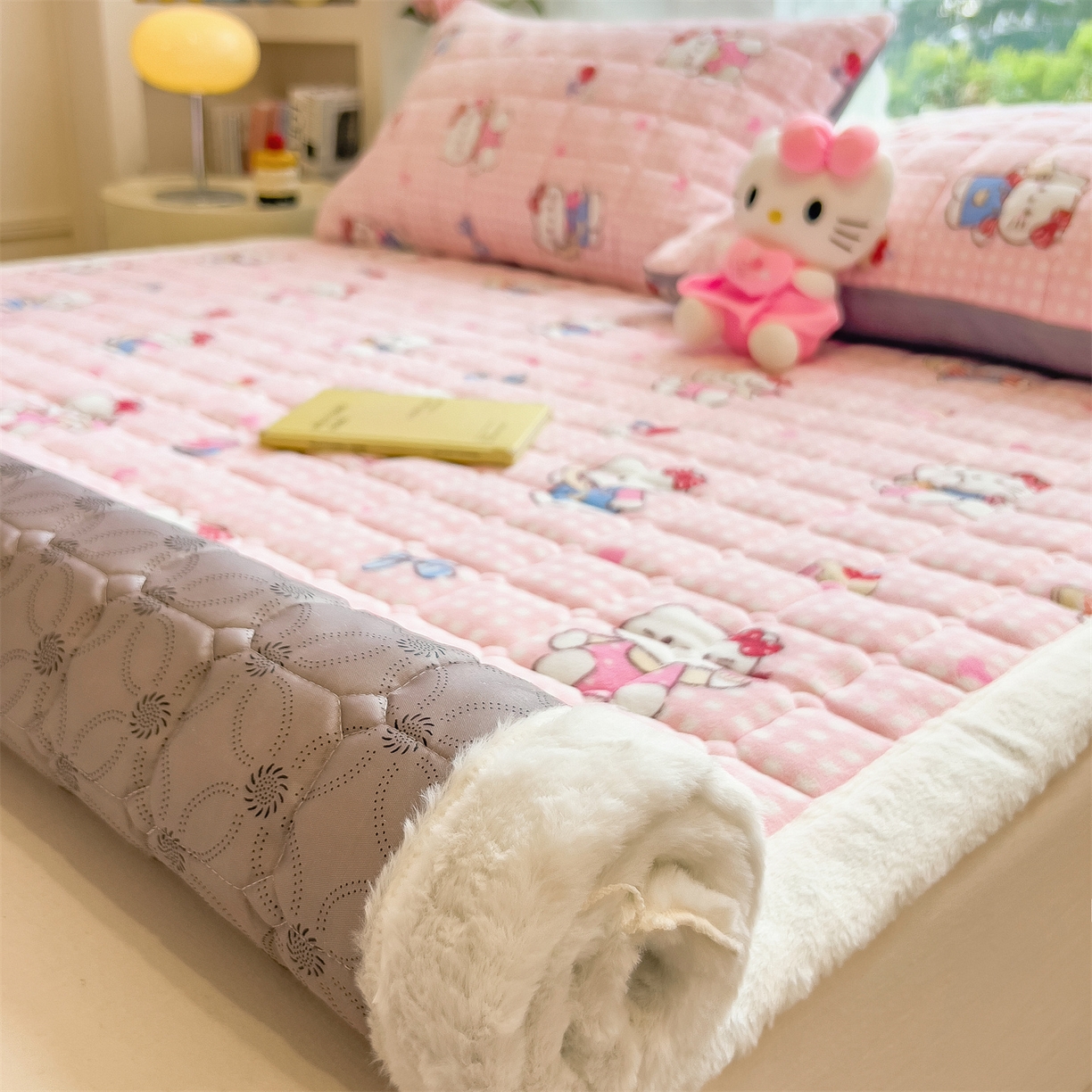 91家纺网 家纺一手货源 找家纺 丝幔家纺 2025新款牛奶绒印花床护垫成人款 甜心粉猫