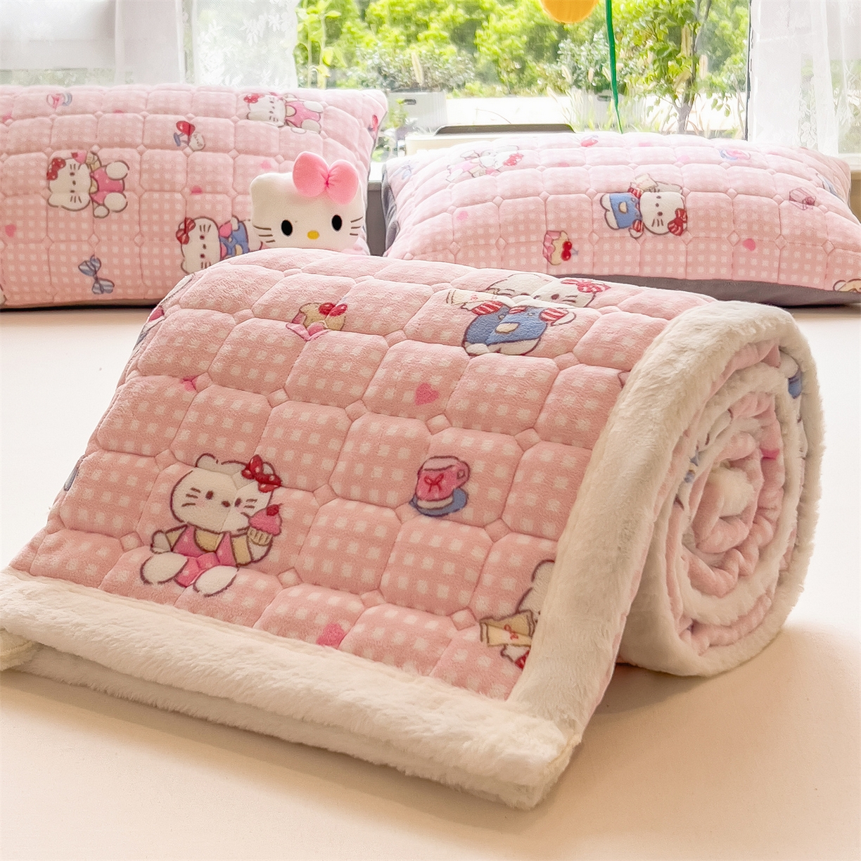 91家纺网 家纺一手货源 找家纺 丝幔家纺 2025新款牛奶绒印花床护垫成人款 甜心粉猫