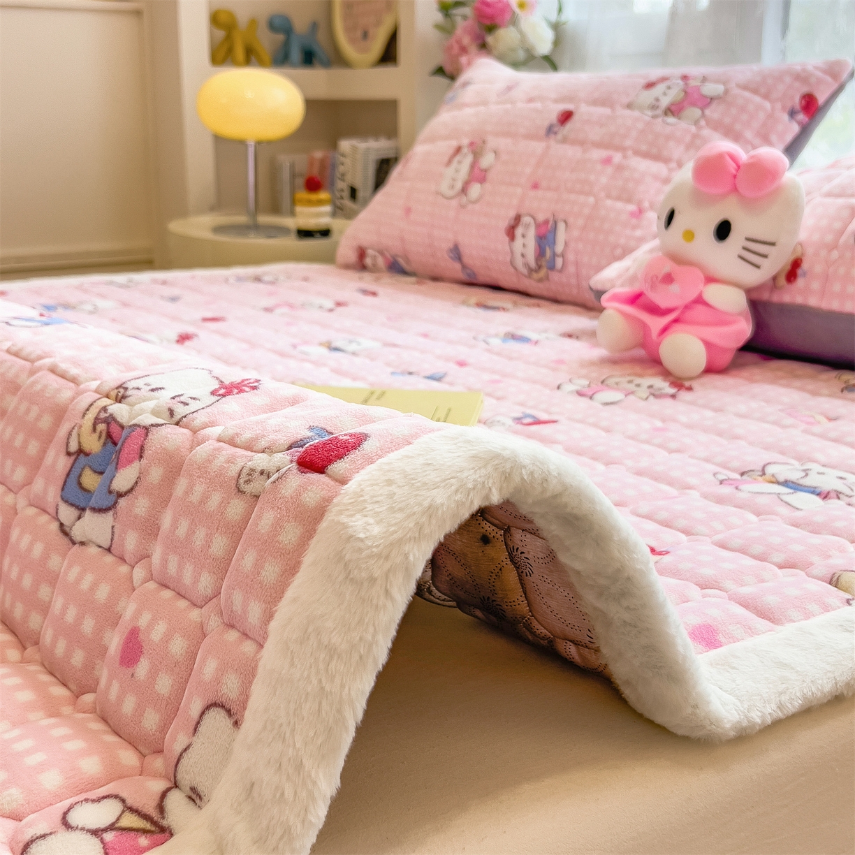 91家纺网 家纺一手货源 找家纺 丝幔家纺 2025新款牛奶绒印花床护垫成人款 甜心粉猫