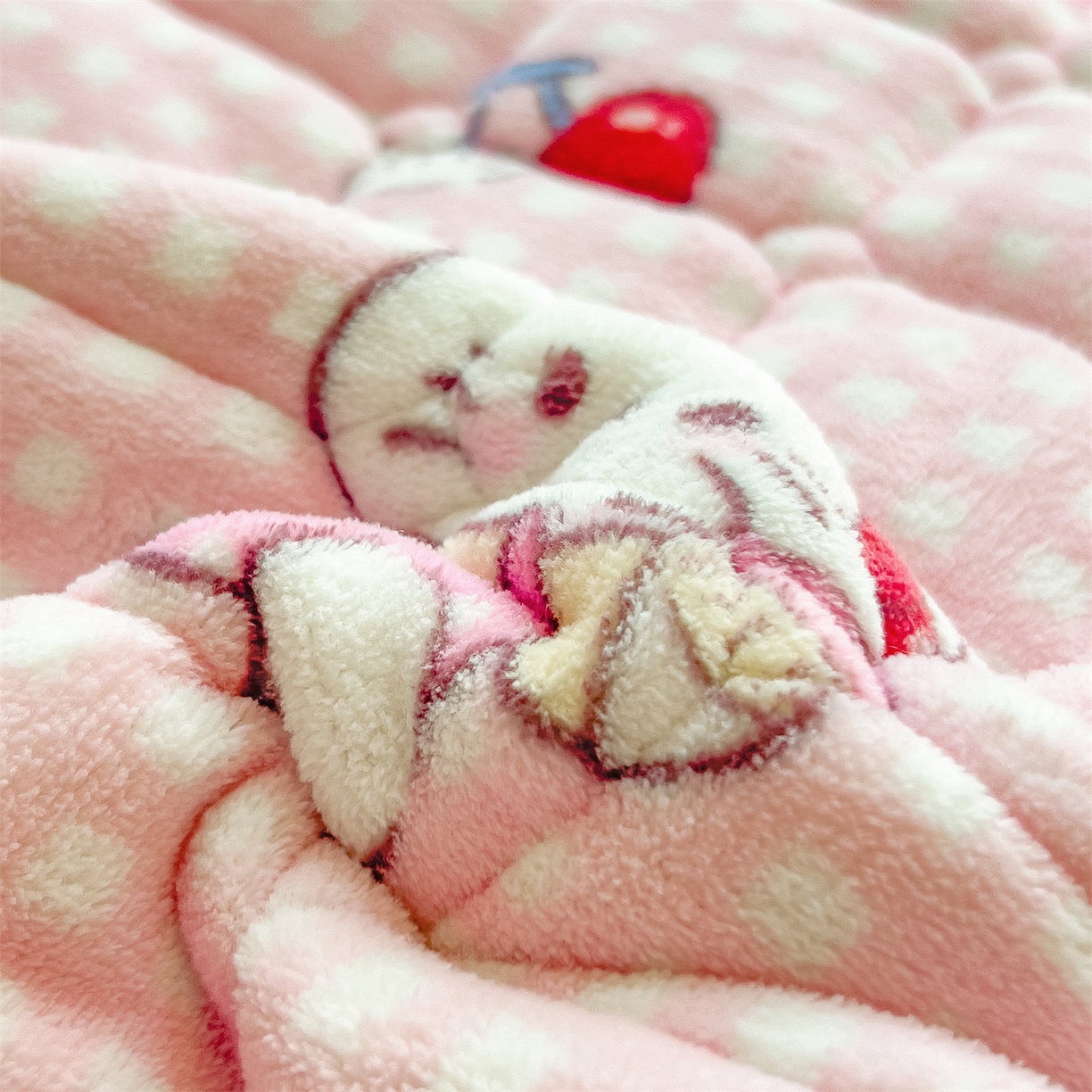 91家纺网 家纺一手货源 找家纺 丝幔家纺 2025新款牛奶绒印花床护垫成人款 甜心粉猫