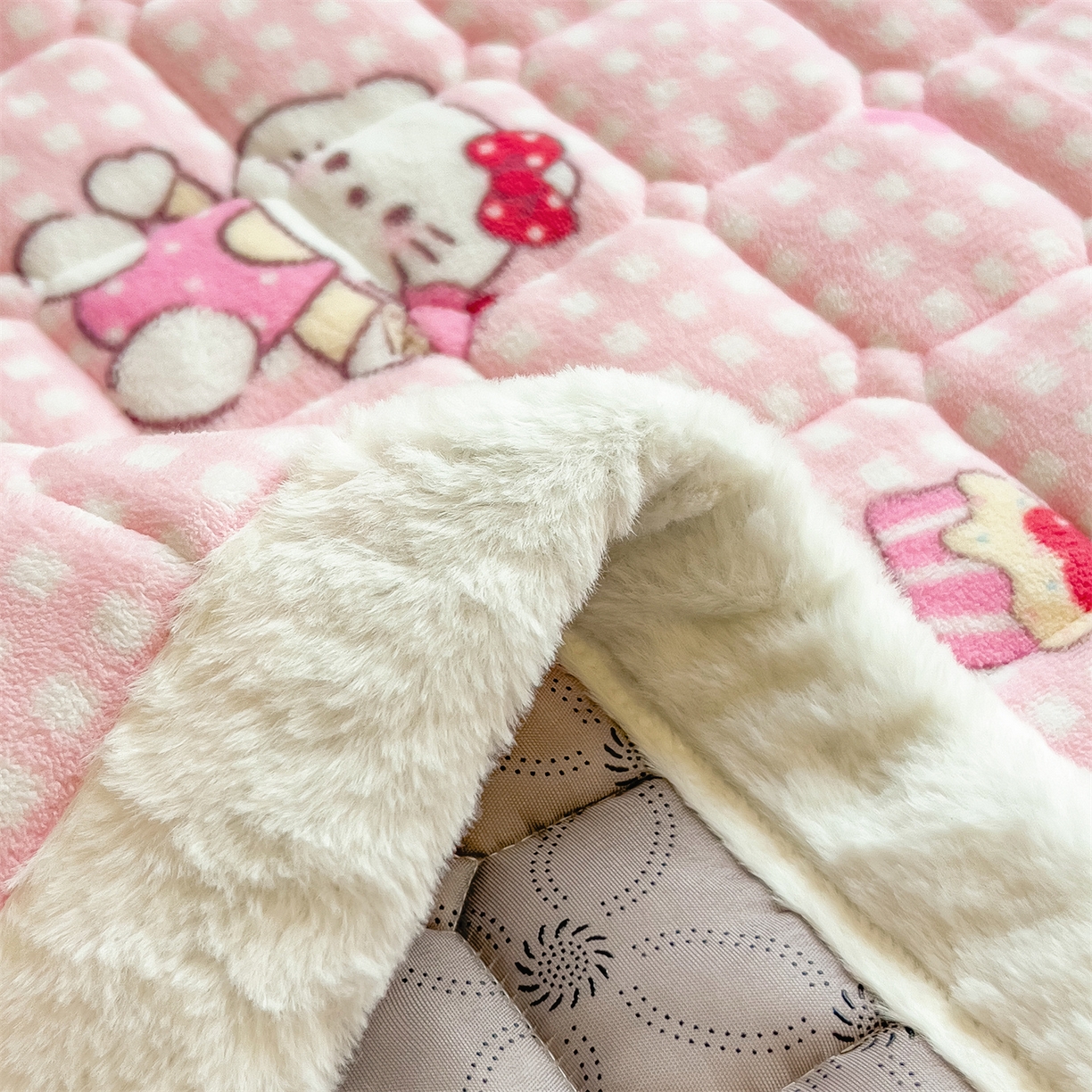 91家纺网 家纺一手货源 找家纺 丝幔家纺 2025新款牛奶绒印花床护垫成人款 甜心粉猫