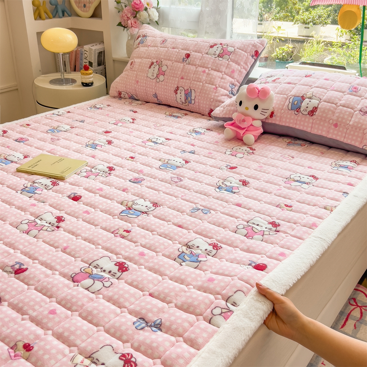 91家纺网 家纺一手货源 找家纺 丝幔家纺 2025新款牛奶绒印花床护垫成人款 甜心粉猫