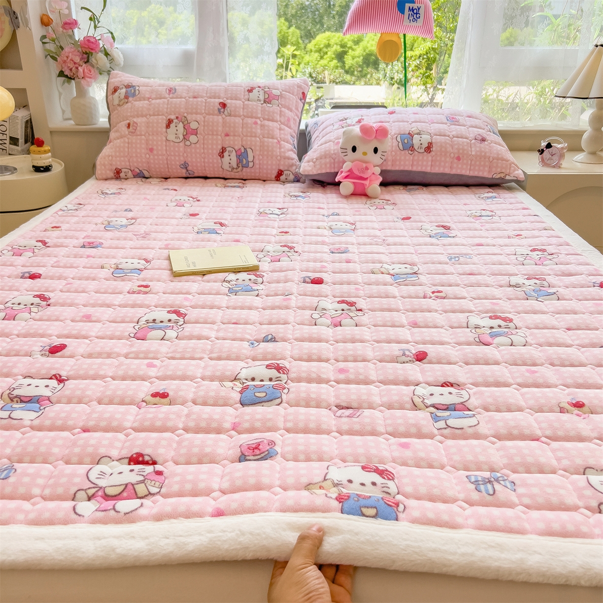 91家纺网 家纺一手货源 找家纺 丝幔家纺 2025新款牛奶绒印花床护垫成人款 甜心粉猫