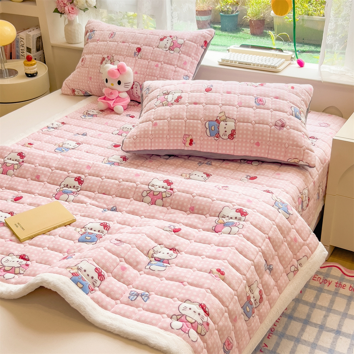 91家纺网 家纺一手货源 找家纺 丝幔家纺 2025新款牛奶绒印花床护垫成人款 甜心粉猫