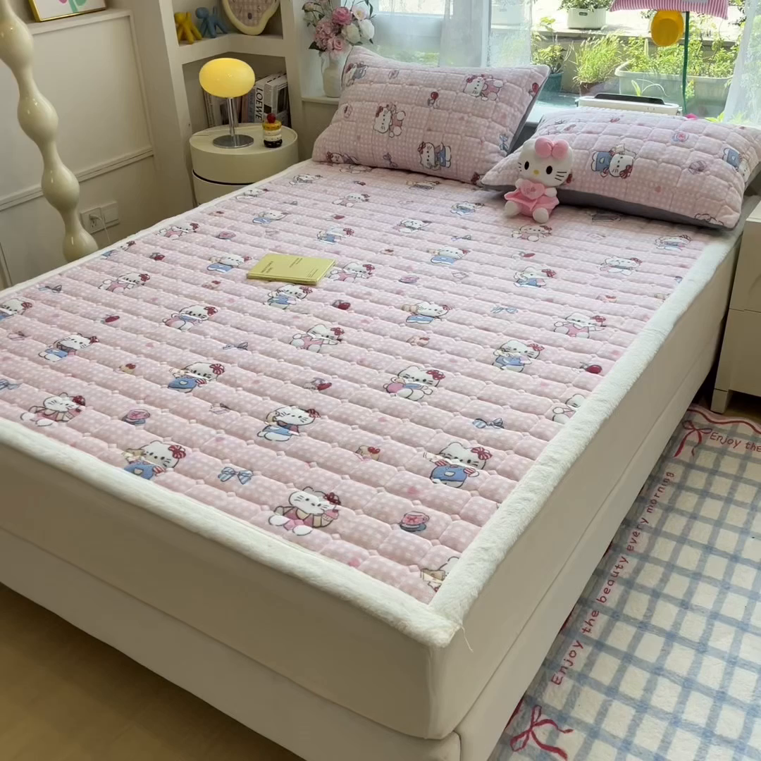 91家纺网 家纺一手货源 找家纺 丝幔家纺 2025新款牛奶绒印花床护垫成人款 甜心粉猫